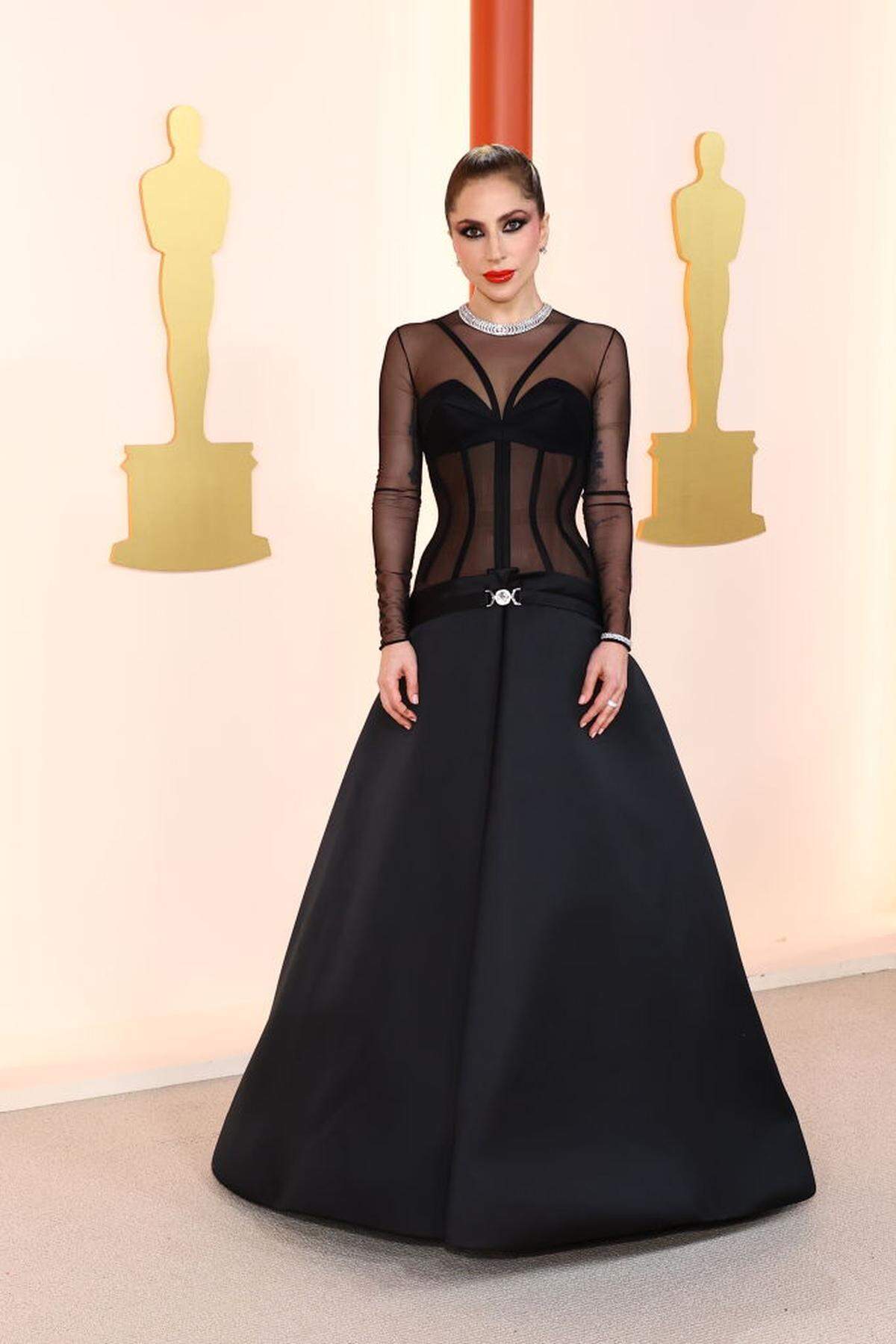 Lady Gaga trug ein Versace-Kleid frisch vom Laufsteg. Erst am Donnerstagabend wurde es in Los Angeles von Gigi Hadid präsentiert und schon hat es einen Auftritt am rot... äh champagnerfarbenen Teppich.