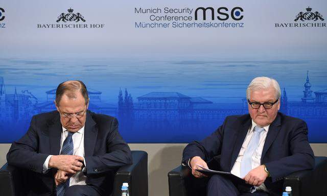 Keine Krisenlösung in München: Russlands Außenminister, Sergej Lawrow, auf dem Podium mit seinem deutschen Kollegen, Frank-Walter Steinmeier (v. l.).