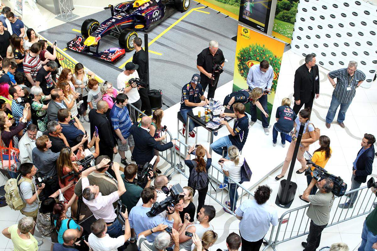 Groß war der Andrang in "The Mall" in Wien Landstraße, um Vierfachweltmeister Sebastian Vettel und Red-Bull-Teamkollege Daniel Ricciardo einmal aus nächster Nähe zu sehen.