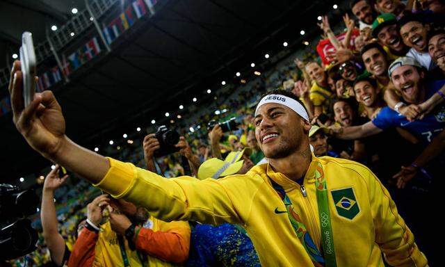Rio 2016 Fuszball Brasilien Deutschland Neymar BRA 10 beim Selfie mit Fans im Finale bei den ol