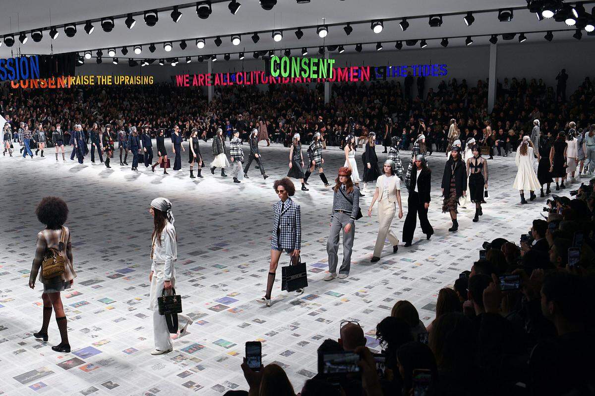 Bei den Pret-a-porter-Schauen in Paris blinkten feministische Botschaften über dem Laufsteg des Modehauses Christian Dior - wie riesige Leuchtreklamen. "When Women Strike The World Stops" stand da beispielsweise am Dienstag oder "Patriarchy = CO2".