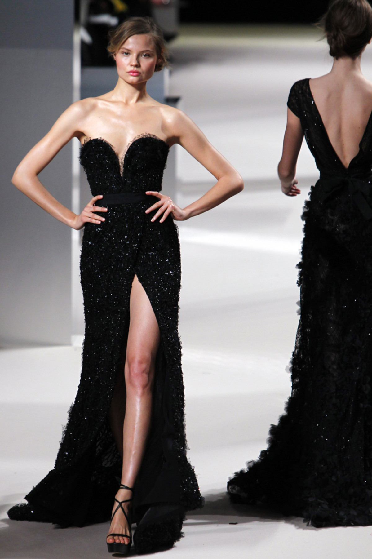 Aufwendig bestickt zeigt Eli Saab wieder makellos schöne Abendroben, die für die Ewigkeit gemacht sind.