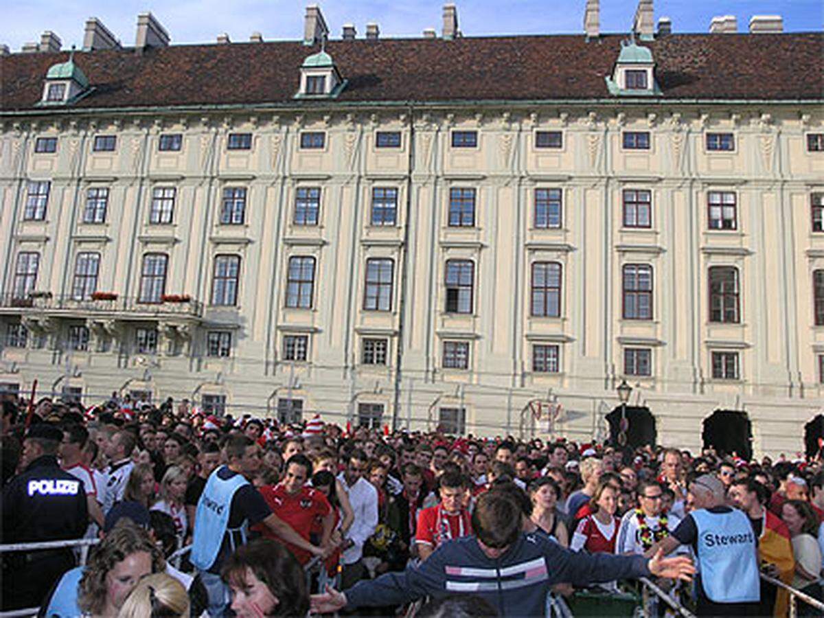 Schauplatz Fanzone Wien: Zwei Stunden vor dem Entscheidungsspiel Österreich gegen Deutschland drängen die Massen auf den Heldenplatz - nur wer eine immense Drängerei durchhält, wird eingelassen.TEXT UND BILDER VON GÜNTER FELBERMAYER
