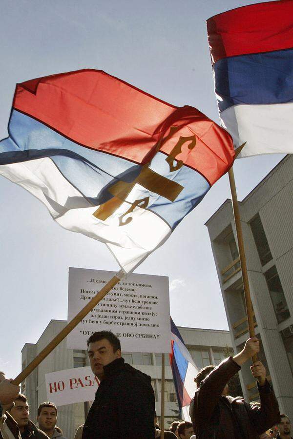 In Jugoslawien nahmen gegen Ende des Jahres 1991 die Spannungen zwischen den Ethnien zu. Während die Serben unter der Führung von Radovan Karadžić einen rein serbischen Staat anstrebten, wollte die bosnisch-muslimische Bevölkerung ein unabhängiges Bosnien-Herzegowina schaffen. Bei einem Referendum am 1. März 1992 stimmten 99,4 Prozent für die Autonomie der jugoslawischen Teilrepublik. Die Serben boykottierten die Abstimmung, die sie als „Kriegserklärung“ werteten.