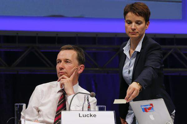 Bei der Bürgerschaftswahl in Bremen erreicht die AfD 5,5 Prozent. In einer E-Mail an die Mitglieder fordert Lucke die Nationalkonservativen in der Partei zum Rückzug auf. Petry spricht Lucke die Fähigkeit zur Zusammenarbeit ab.
