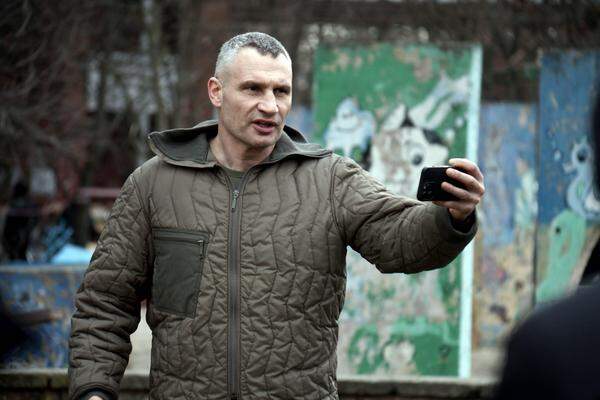 Der Kiewer Bürgermeister Vitali Klitschko nimmt vor Wohnhaus im Bezirk Holosijiw in Kiew eine Videoaufnahme auf.