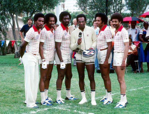 Der Name Bill Cosby wird also weiter schwinden. Er war einmal das Gesicht des schwarzen Amerika, lange bevor ein Mann namens Barack Obama ans Rednerpult trat. Im Bild: Cosby und The Temptations, 1982.