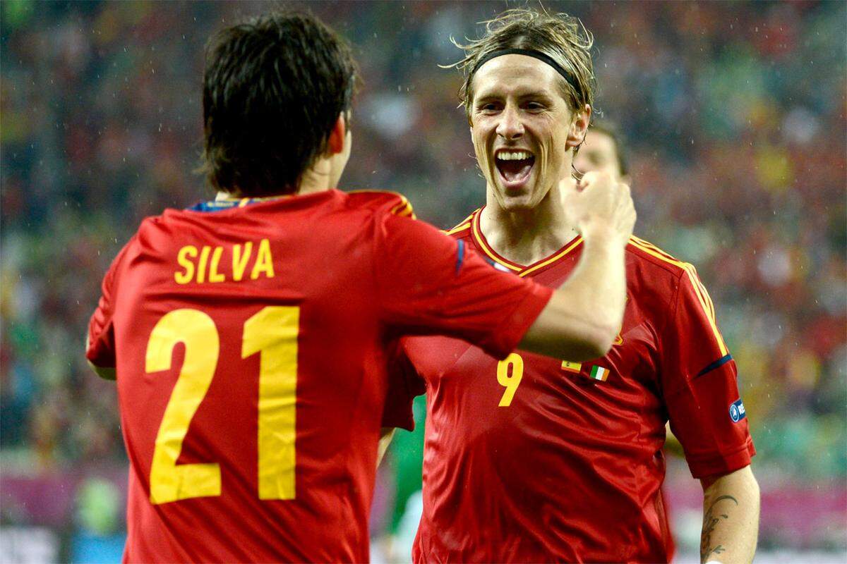 Denn Spanien spielt und kombiniert, wie es will. Diese beiden Herren werden zu den "Men of the Match." Fernando Torres erzielt zwei Tore (4./70.), David Silva eines (49.). Den vierten Treffer beim 4:0-Sieg steuert Cesc Fabregas bei (83.).