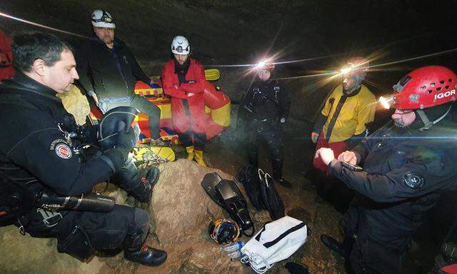 Rettungsteam in Krizna-Höhle 