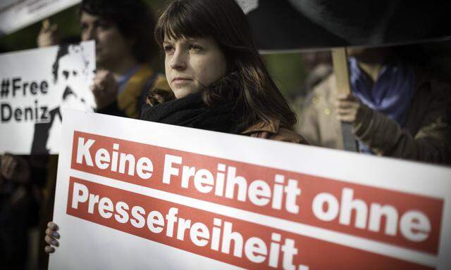 Demonstrantin bei einer Kundgebung für Pressefreiheit vor der türkischen Botschaft in Berlin