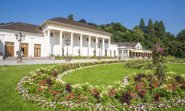 Das klassizistische Kurhaus von Baden-Baden, das mit reich dekorierten Sälen nach dem Vorbild französischer Königsschlösser ausgestattet wurde, spiegelt die Eleganz der Belle Époque.