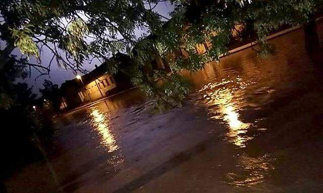 Eine überschwemmte Straße im Raum Großmugl in Niederösterreich.