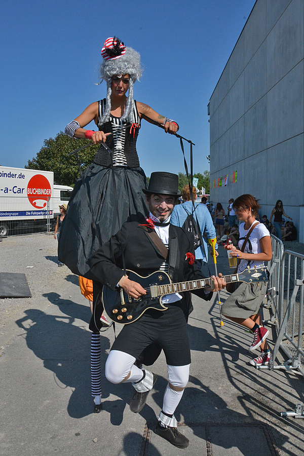 Am Donnerstag erfolgte der Auftakt des dreitägigen Festival-Dauerbrenners in St. Pölten. Die Headliner der Hauptbühne konnten unterschiedlicher nicht sein: Empire of the Sun, Franz Ferdinand und Tenacious D:Text: Maciej Palucki, Sabine Hottowy; Fotos: Maciej Palucki