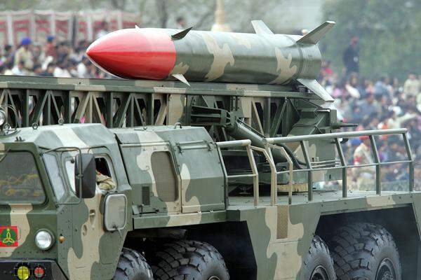 Eine Stufe darunter finden sich die "normalen" Mittelstreckenraketen, die MRBMs (Medium Range Ballistic Missiles). Sie bringen es auf 800 bis 2400 Kilometer, die Kurzstrecken-Typen (Short Range Ballistic Missiles, SRBMs) auf 150 bis 800 Kilometer. (Am Bild: Pakistanischen Kurzstrecken-Boden-Boden-Rakete)