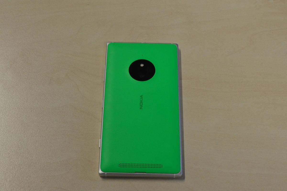 Die Rückseite des Lumia 830 präsentiert sich gewohnt poppig und grell. Doch nicht nur Neonfarben, sondern auch Schwarz und Weiß stehen zur Auswahl.