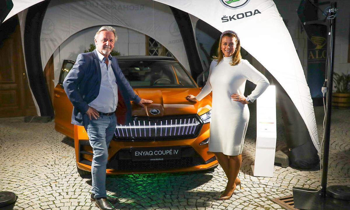 Skoda ist bei ALC voll-elektrisch mit dem neuen Enyaq Coupé RS iV mit 300 PS: Peter Tusztich, Skoda-Markenleiter im Autohaus Kamper und Skoda-Gebietsleiterin Julia Heinrich.