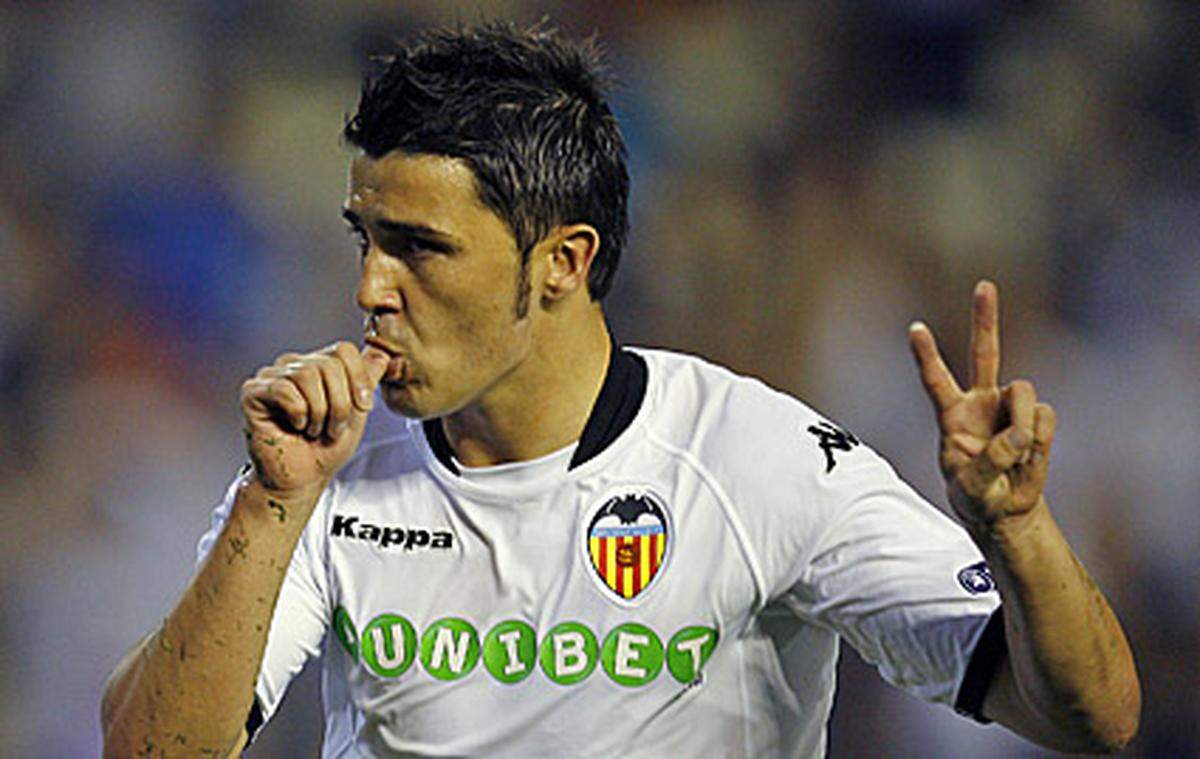 Nationalität: Spanien  Verein: Valencia CF  Geboren am: 3.12.1981  Position: Sturm  Mit seinen 28 Treffern schoss er Valencia CF nach der schweren Klubkrise im Vorjahr 2009 in den Europacup. Zudem sorgte Villa mit sieben Toren mit dafür, dass Spanien in zehn WM-Quali-Spielen zehn Siege einfuhr.