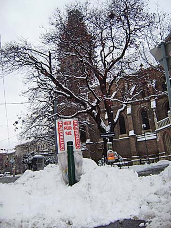 Ende vergangener Woche häuften sich am Straßenrand graue Schneeberge an, wie hier bei der Kirche in Breitensee im 14. Bezirk.