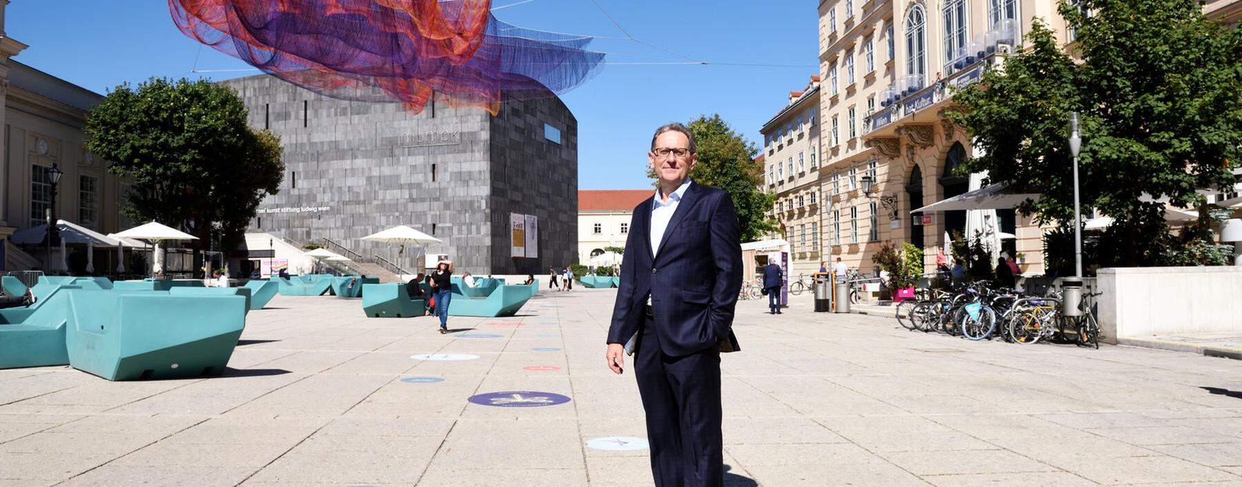 MQ-Direktor Christian Strasser. Die Netzskulptur über dem Haupthof ist anlässlich des 20-Jahr-Jubiläums des Museumsareals zu sehen.