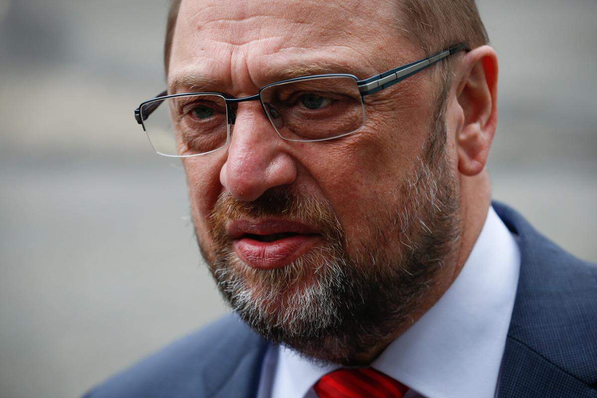 "Der Tod von Günter #Grass hinterlässt eine große Lücke. Er war ein herausragender Schriftsteller, Intellektueller und enger Freund", schrieb Martin Schulz, der Präsident des Europäischen Parlaments, auf Twitter.