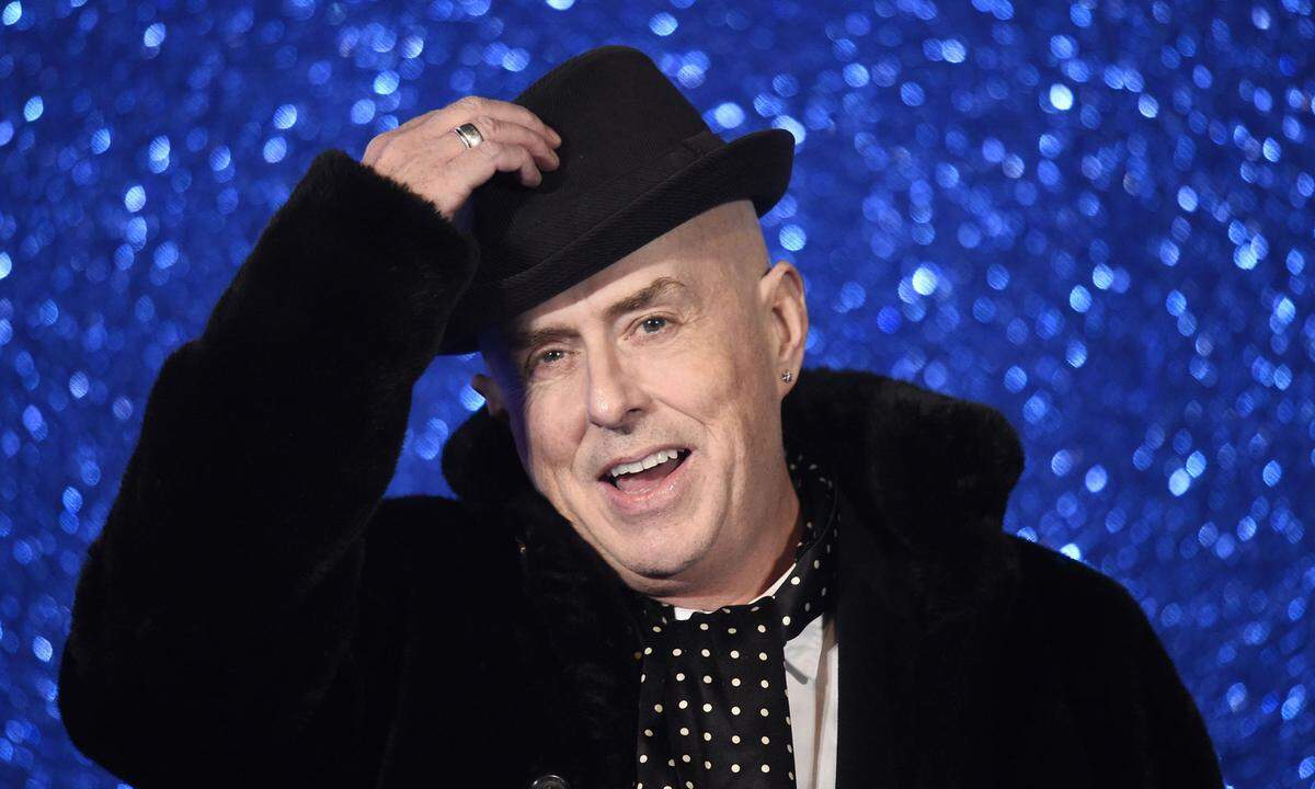 In den 1980er Jahren provozierte Holly Johnson mit seiner Band "Frankie Goes To Hollywood" mit anzüglichen Texten, 1991 wurde der offen homosexuell lebende Sänger HIV-positiv diagnostiziert und machte seine Krankheit 1993 öffentlich. "Die Prognose war nicht gut. Ich dachte damals, dass ich nicht mehr lange lebe", sagte der Engländer im Rahmen seines Auftritts am Wiener Life Ball 2011. Johnson infizierte sich zu einer Zeit, als von der Kombinationstherapie noch keine Rede war. Die Krankheit galt als unheilbar."