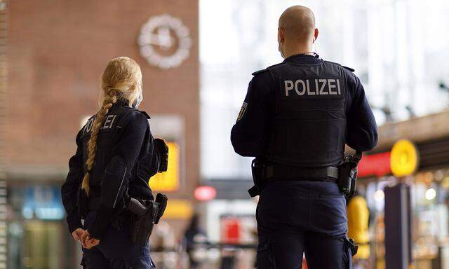 Symbolbild eine Polizeistreife im Kölner Hauptbahnhof.