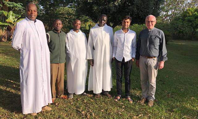 Die Mönche eines Benediktinerklosters in Nairobi haben Ali Wajid (2. v. r.) aufgenommen, Flüchtlingspfarrer Alois Dürlinger (r.) hat ihn bei seiner Reise begleitet.