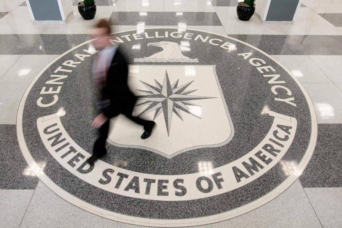 Der Haushaltsstreit in den USA wirkt sich indes auch auf die Geheimdienste aus. Drei mit der Sache vertraute Personen sagten am Dienstag der Nachrichtenagentur Reuters, mehr als 70 Prozent der zivilen Angestellten der CIA, des Büros des Direktors der Nationalen Geheimdienste und 15 weiterer Dienste drohe der Zwangsurlaub. Allein die CIA rechne damit, dass 12.500 Zivilisten betroffen seien. Armeeangehörige sind ausgenommen. Diese machen einen großen Teil der Mitarbeiter beim Nachrichtendienst NSA oder dem Militärgeheimdienst DIA aus. Welche Aufgabengebiete wegen der Blockade im Kongress eingeschränkt seien, werde geheimgehalten, hieß es weiter.