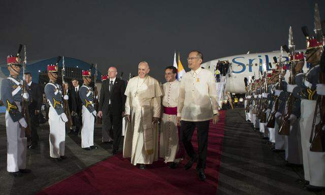 Pope Francis is greeted by Philippines´ President Benigno Aquino upon his arrival at Villamor Air Base for a state and pastoral visit, in Manila