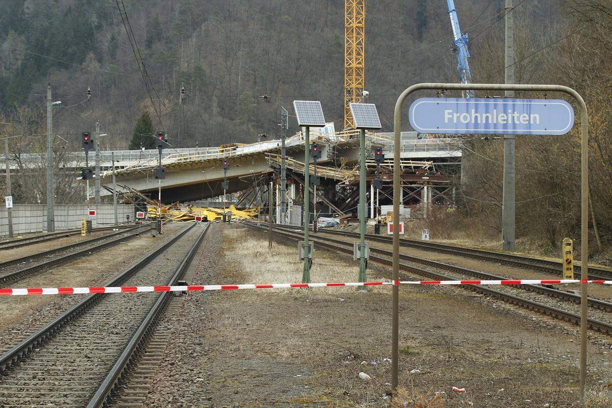 Die Bauarbeiten werden sich um Wochen verzögern, "es können aber auch Monate sein", meinte Strabag-Vorstand Wanker. Die Staatsanwaltschaft Graz nahm die Ermittlungen wegen fahrlässiger Gemeingefährdung auf. Diese werden laut Sprecher Arnulf Rumpold gegen "Unbekannt" geführt. Ein Sachverständige kümmere sich jetzt vorrangig um die Beweissicherung.