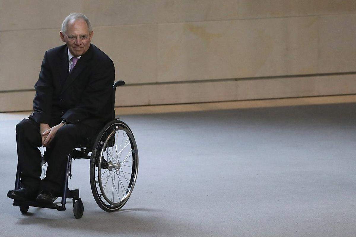 Für Finanzminister Wolfgang Schäuble (71, CDU) war es eine Zitterpartie. Nicht, weil der Polit-Veteran, der seit einem Attentat 1990 im Rollstuhl sitzt, fachlich umstritten wäre. Aber wenn die SPD das Finanzressort gefordert hätte, wäre Schäuble wohl leer ausgegangen. Von Ruhestand wollte der nicht ganz akzentfrei sprechende Badener nichts wissen. Für Merkel ist Schäuble schon wegen seiner bedingungslosen Loyalität wertvoll.