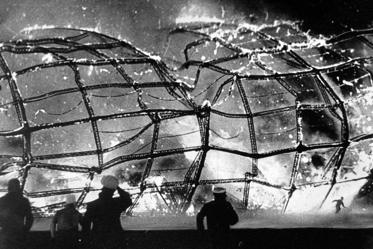 Das Ende der "Hindenburg" markierte nicht nur das Ende der schwebenden Silberzigarren, sondern bedeutete auch einen Rückschlag für die Propaganda von Nazi-Deutschland am Vorabend des Zweiten Weltkriegs. Für NS-Luftfahrtminister Hermann Göring war es Anlass, das Ende der deutschen Luftschifffahrt einzuleiten, 1940 wurden die letzten beiden Zeppeline demontiert. Bis 1997 hat es gedauert, ehe in Friedrichshafen wieder ein Zeppelin neuer Bauart in den Himmel steigen sollte.
