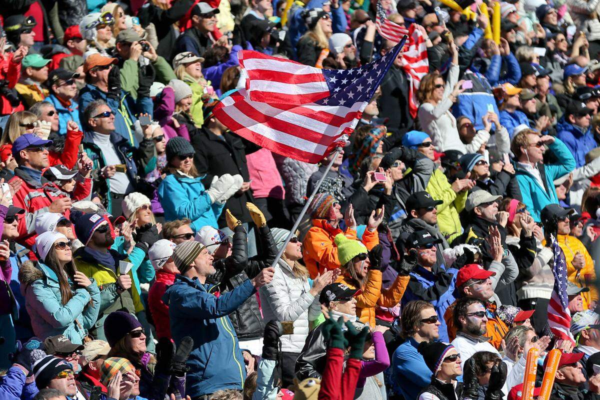 Der alpine Skirennsport mag in den USA keine allzu große Tradition besitzen. Die US-Amerikaner wissen aber, wie man Ski-Partys feiert. Unabhängig vom Erfolg der Lokalmatadore erlebt man rund um die Pisten "Birds of Prey" und "Raptor" gute Laune pur. Cheerleader, eine stets volle Haupttribüne, blendend gelaunte Stadionsprecher und - fast immer - strahlender Sonnenschein sorgen für ausgelassene Stimmung.