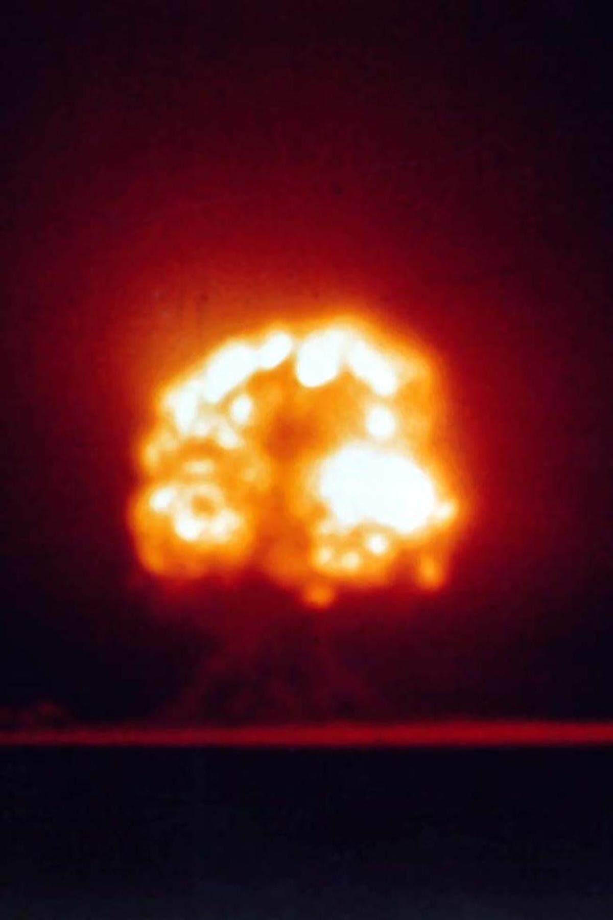 Über der Wüste von New Mexico steigt am 16. Juli 1945 der erste Atompilz auf - und zwar in bis zu zwölf Kilometern Höhe. Die Premiere für die Zündung eines nuklearen Sprengkopfs auf dem "Trinity"-Testgelände belegt die vernichtende Wirkungskraft der Atombombe.
