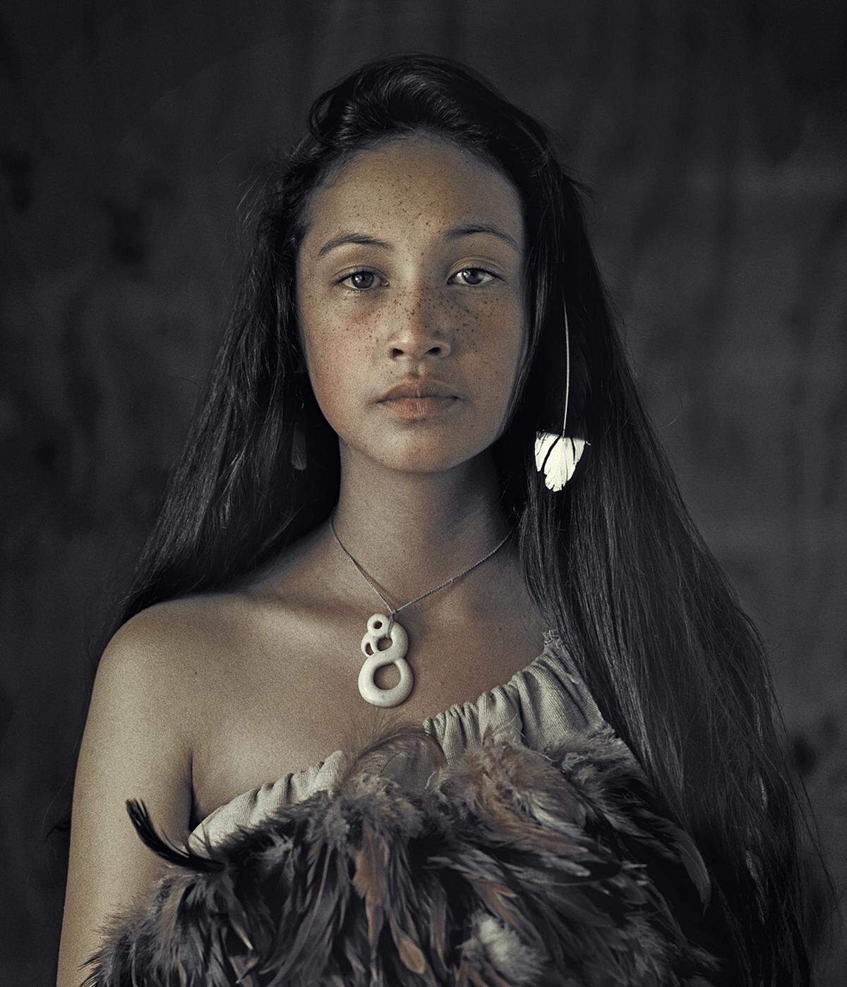 Māori, Rauwhiri Winitana Paki, Taupo Village, Nordinsel, Neuseeland 2011 565.000 Menschen in Neuseeland identifizieren sich heute als Angehörige des indigenen Volks, das sind 14,6 Prozent der Gesamtbevölkerung. Inzwischen ist der Stellenwert des Maoritums in der neuseeländischen Gesellschaft wieder gestiegen. Bekannt ist der Kriegertanz Haka.