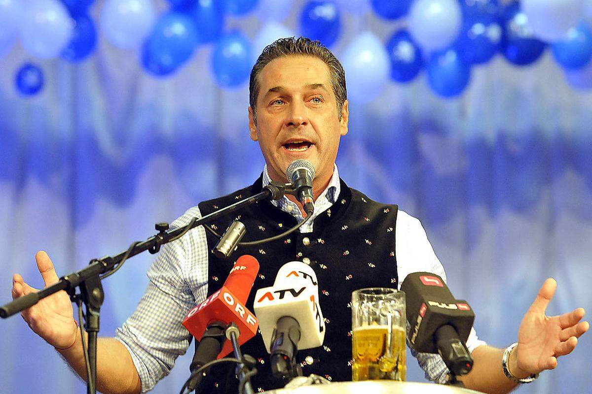 Heinz-Christian Strache begann seinen verbalen Rundumschlag mit Kritik an der Regierung. Für SPÖ und ÖVP gelte die "Unfähigkeitsvermutung", sie versage in allen politischen Bereichen, redete sich der Parteichef warm.