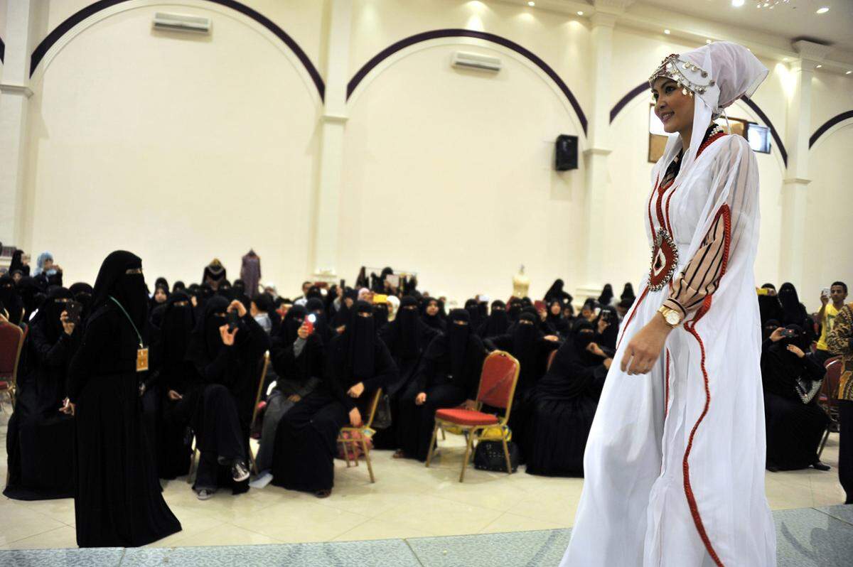 Im Jemen wurde eine seltene Modenschau veranstaltet. Während die Frauen im Publikum stark verhüllt waren ...