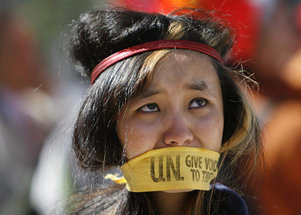 Entlang der ursprünglichen Strecke hatten tausende Demonstranten zu Protestaktionen gegen China versammelt.
