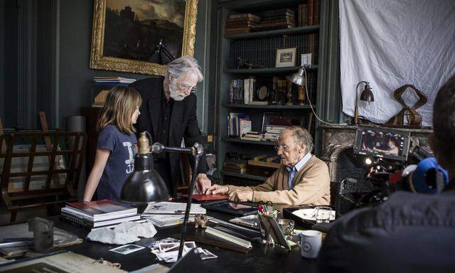 Michael Haneke mit Fantine Harduin (Eve) und Jean-Luis Trintignant (als Patriarch George) am Set von „Happy End“.