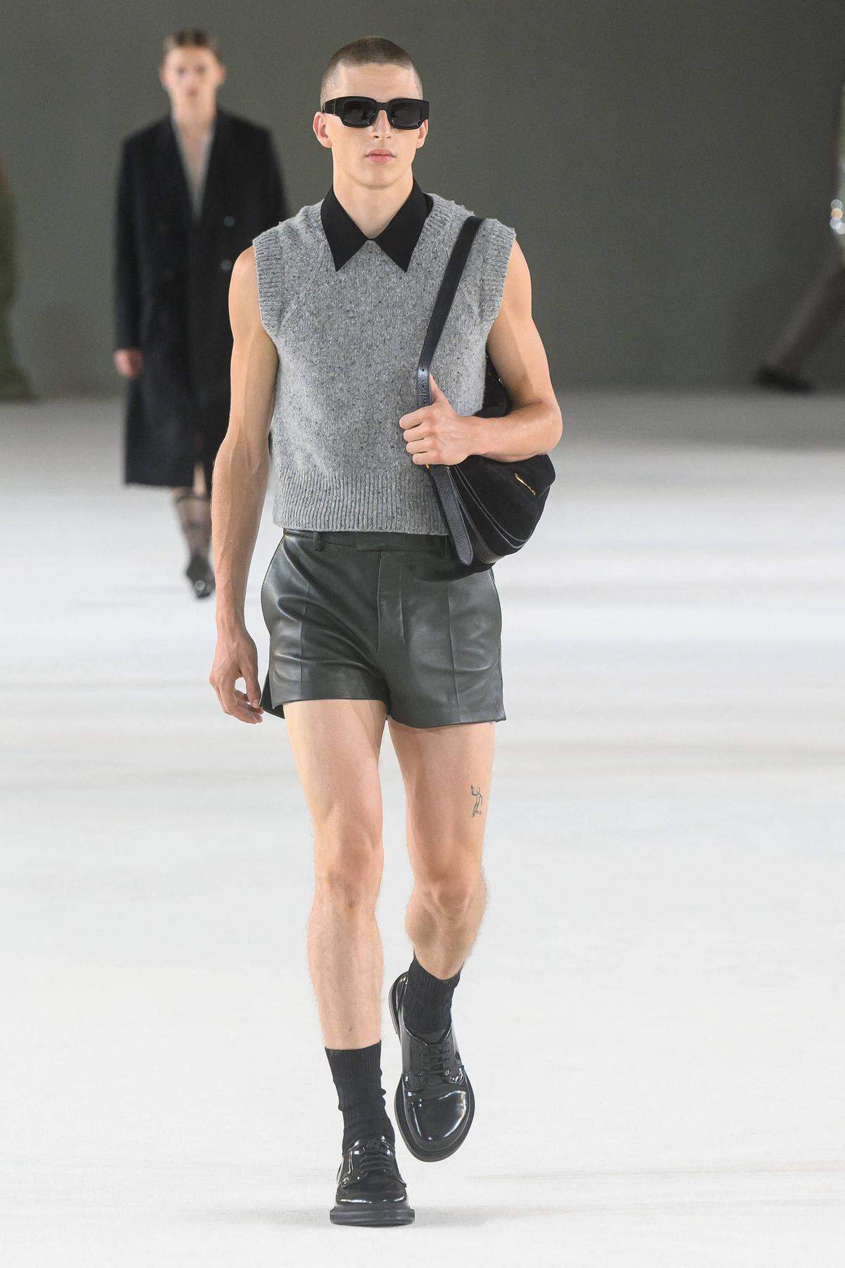 Lederne Hotpants für Männer zeigt AMI Alexandre Mattiussi.