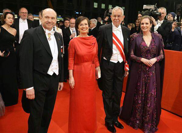 Staatsoperndirektor Dominique Meyer, Präsidentengattin Doris Schmidauer, Bundespräsident Alexander van der Bellen und Opernballorganisatorin Maria Großbauer.