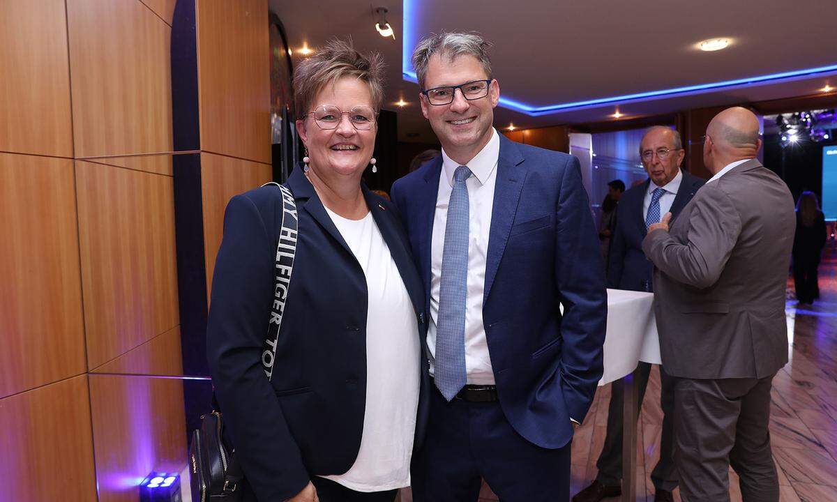 WK Kärnten-Vizepräsidentin Astrid Legner mit Leeb Balkone Eigentümer und Geschäftsführer Markus Leeb.