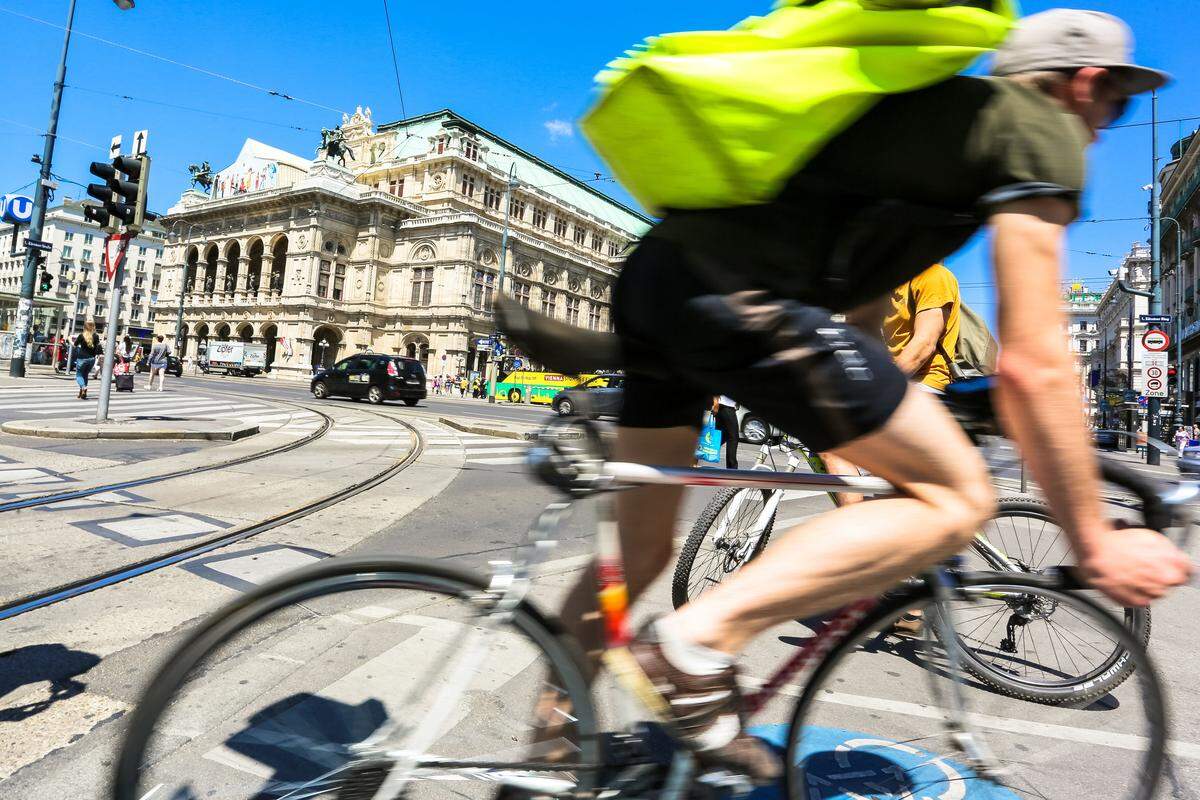 Die Ringstraße mit ihren Monumentalbauten – kurz der Ring – ist eine der bekanntesten touristischen Attraktionen. Der 5,3 Kilometer lange Boulevard umschließt das Stadtzentrum und ist ein Straßenzug, der aus neun Teilen unterschiedlichen Namens besteht.