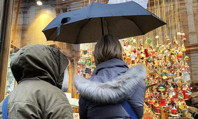 Regen und Kälte konnten zuletzt viele nicht vom Weihnachtseinkauf abhalten. [ APA ]