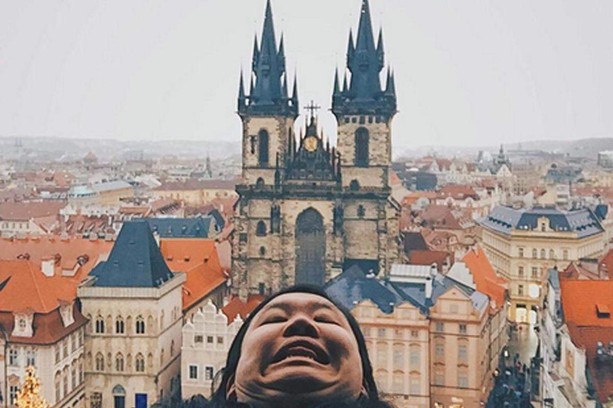 Die Bloggerin Michelle Liu will dem etwas entgegensetzen und hat dem perfekten Selfie auf Instagram den Kampf angesagt. Und so sieht die Antithese zum typischen Selbstporträt aus. 