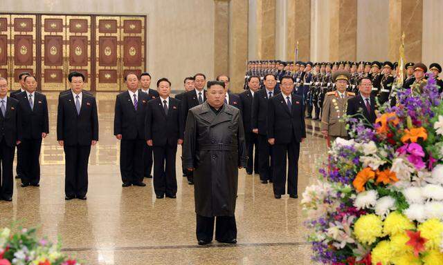 Kim Jong-un besucht das Mausoleum in Pjöngjang
