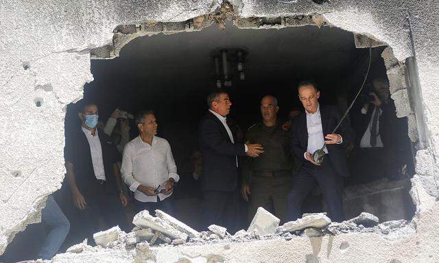 In einem von Hamas-Rakete zerstörten Haus. Deutschlands Außenminister Maas (r.) bei Israels Außenminister Ashkenazi (M)