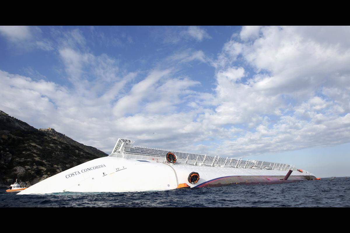 Schon mehrfach haben Unglücke auf Kreuzfahrtschiffen und Fähren die Ferienfreuden der Passagiere jäh beendet, so wie Anfang 2012 auf der "Costa Concordia" in Italien (Bild). In vielen Fällen kamen die Passagiere aber mit dem Schrecken davon.