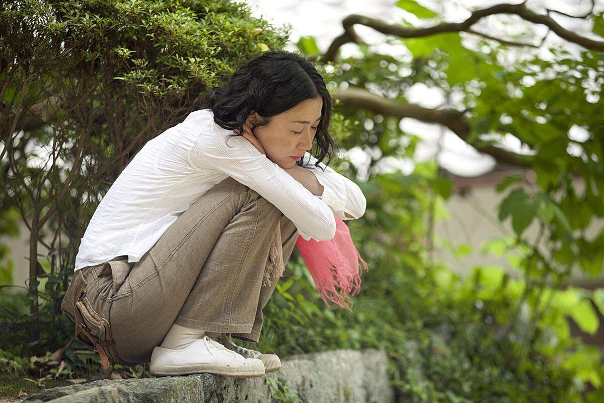 Der Titel des Films bezieht sich auf ein altes japanisches Wort für "Rot", das aus der Gedichtsammlung Man'yōshū aus dem achten Jahrundert stammt. In dem Film geht es um die Geschichte des japanischen Ortes Asuka.  2007 wurde die Regisseurin für "Der Wald der Trauer" mit dem großen Preis der Jury ausgezeichnet.