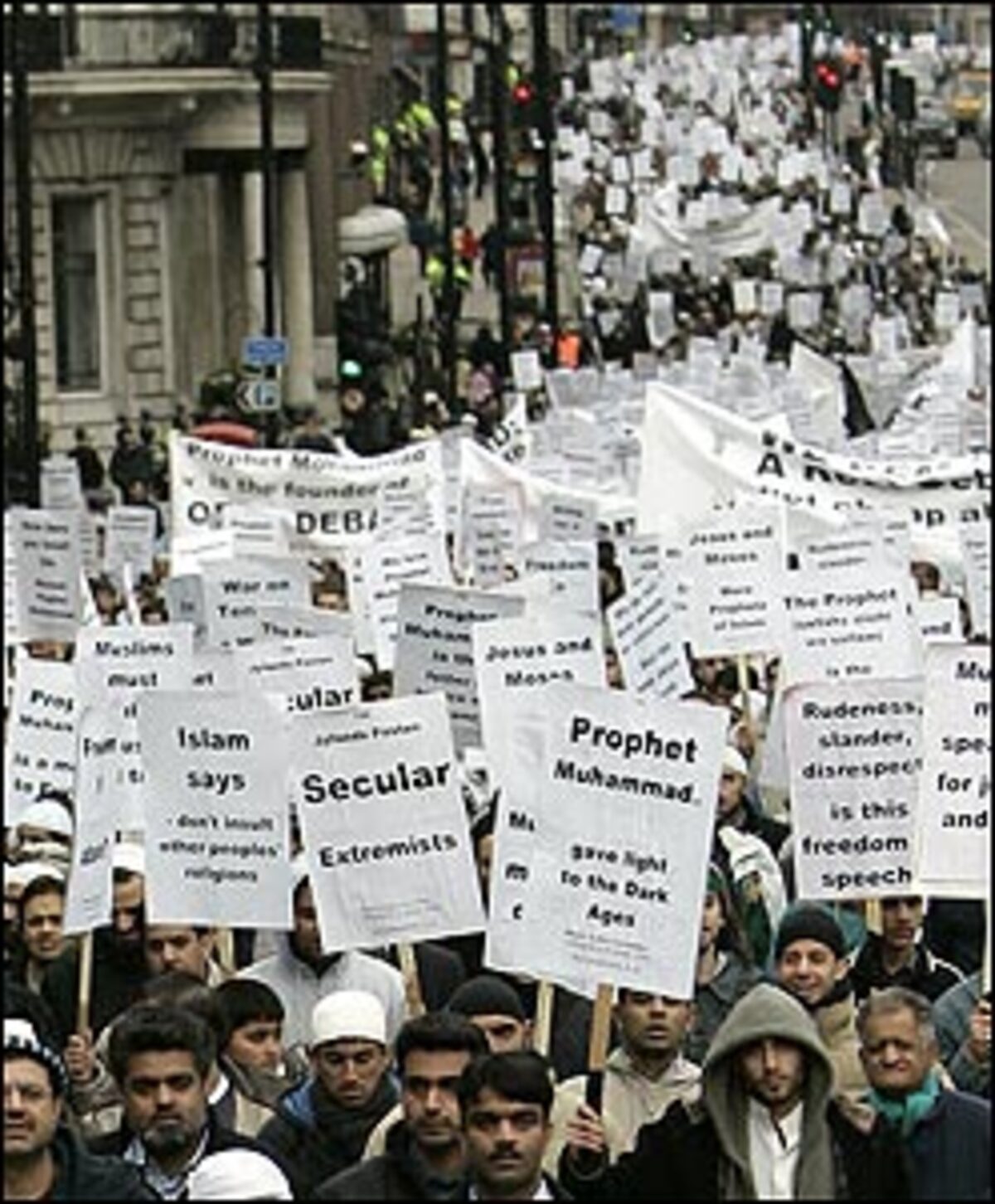 FEBRUAR3. Februar: (BILD) In einer dänischen Zeitung erschienene Karikaturen über den Propheten Mohammed lösen weltweit Protest aus. Hunderttausende Muslime demonstrieren im Iran und in anderen muslimischen Ländern gegen die Zeichnungen. Während des Konfliktes, der mehrere Tote fordert, werden Botschaftsgebäude in Brand gesetzt. 16. Februar: UNO-Menschenrechtsexperten und das Europäische Parlament fordern die USA zur Schließung des umstrittenen Gefangenenlagers auf dem Marinestützpunkt Guantanamo auf Kuba auf. 19. Februar: Nach der konstituierenden Sitzung des Hamas-dominierten palästinensischen Parlaments beschließt das israelische Kabinett einen Stopp des Geldtransfers an die palästinensische Autonomiebehörde. Der amtierenden Ministerpräsidenten Ehud Olmert schließt jeglichen Kontakt mit der Hamas aus.